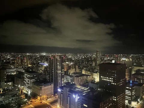 雲が漂う煌めく夜景