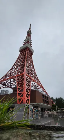 雨上がりの赤い塔が語る記録