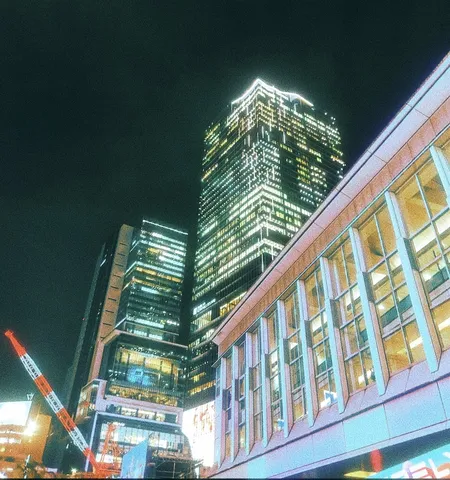 未来都市の夜景に光る、高層ビルの灯り
