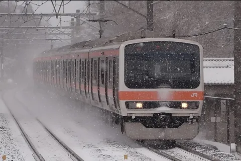 雪の中を疾走する武蔵野線