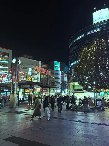 夜の商店街に灯る光の流れ