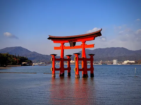 水面に映える朱の大鳥居
