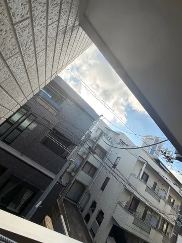 空と建物のコントラスト
