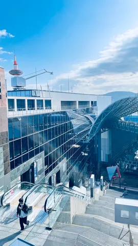 青い空とガラスの街並み
