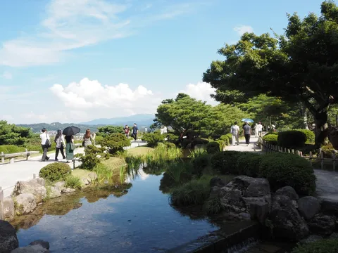 涼風と水辺の散策路