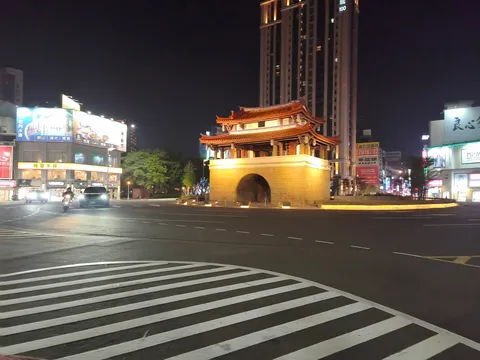 都会の灯りと古都の灯台