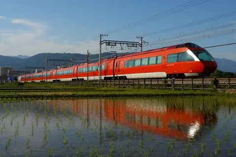 水鏡に映る、鮮烈な赤い特急列車
