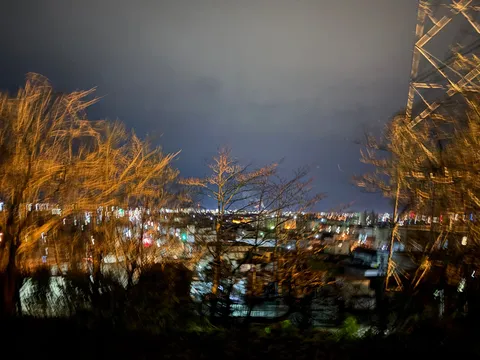 夜景を彩る光の線画