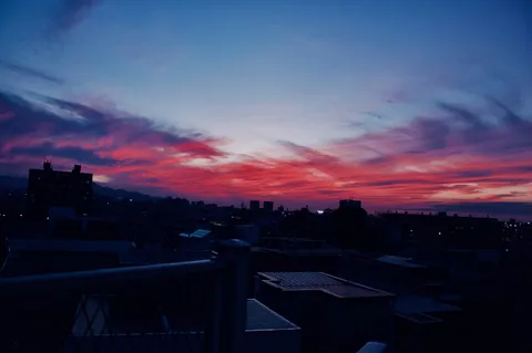 夕暮れの街に染まる空