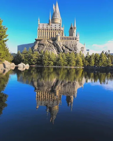 湖面に映る魔法の世界