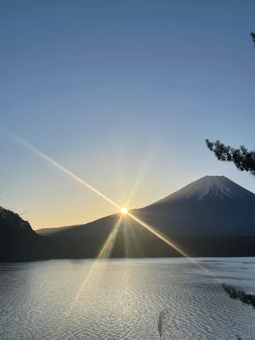 陽光きらめく湖と富士