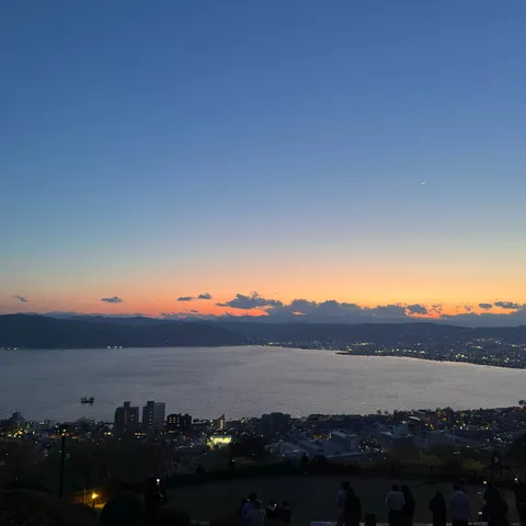 夕暮れと水面の静寂