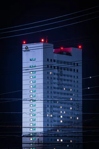 夜を結ぶ高層の線