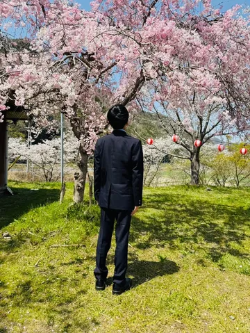 桜と背広、春の珍客現る