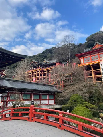赤橋と木立の静謐