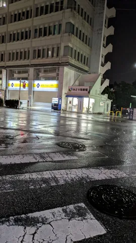 夜雨の舗道、光の映り込み