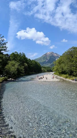 透明な川と雄大な山
