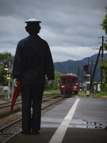 電車を迎えるホームの情景