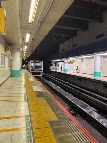 夜の駅で静かに光る線路