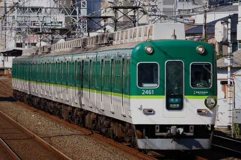 街並みをゆく京阪電車