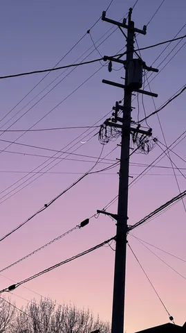 電線が織りなす、夕暮れのグラデーション