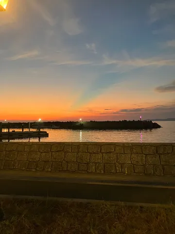 夕景の静かな潮風