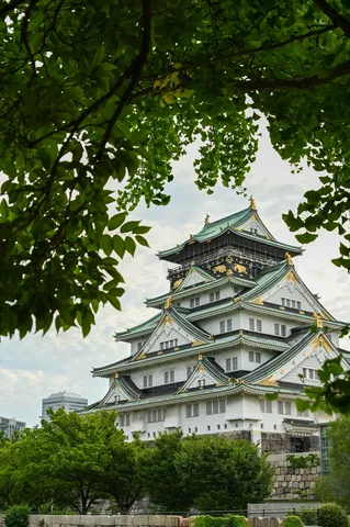 緑に溶け込む白鷺城