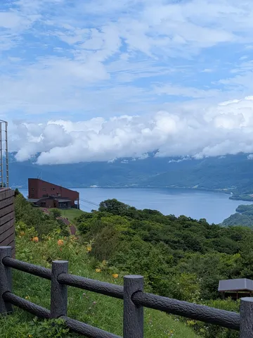 雲間から覗く湖畔の景色