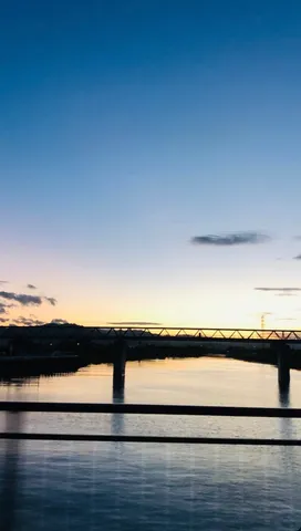 橋と夕焼けのコントラスト