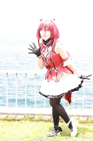 海辺に佇む、華やかなコスプレイヤー