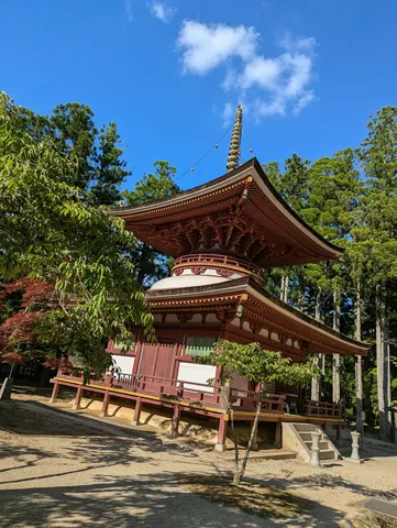 青空と紅の塔の静寂