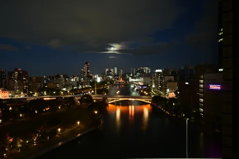 月明かりと川を結ぶ夜景