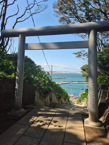 鳥居の先に見える海と空