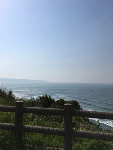 海風のフェンスと海景