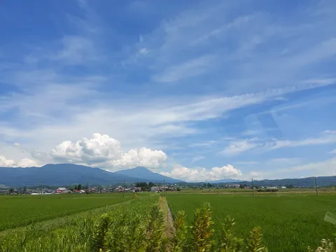 田園風景に広がる青い空
