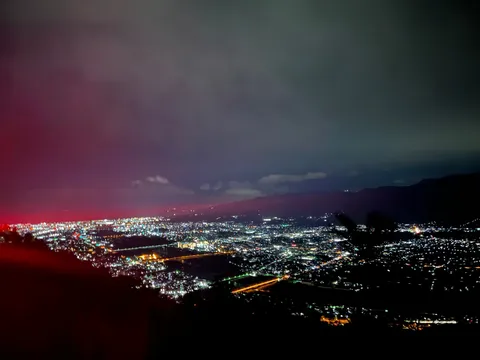 夜景に誘う、紫のグラデーション