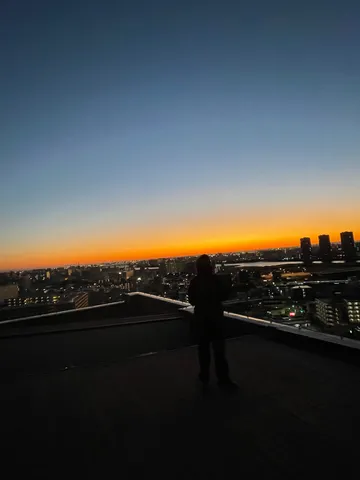 茜色の空、見下ろす街並み
