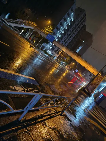 雨夜に灯る都市の光