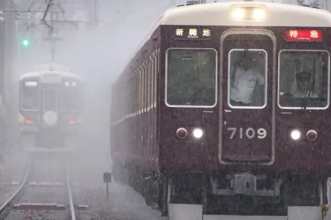 雨煙の中を行く、二つの列車