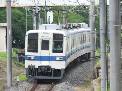 青いラインが印象的なローカル線