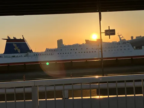 夕暮れのフェリーと夕日