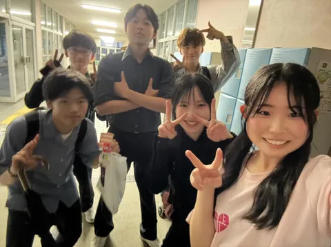 仲間と作る、青春のピースサイン