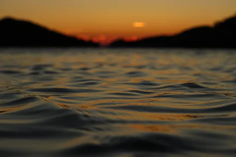 水面の夕焼けグラデーション