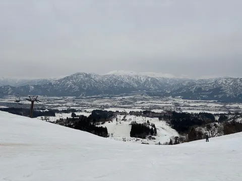 冬の山々へ滑り降りる、スキー場の静寂