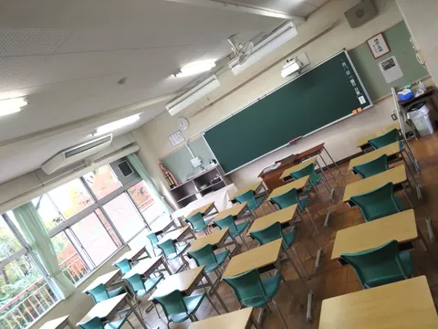 卒業式後、静寂に包まれる思い出の部屋