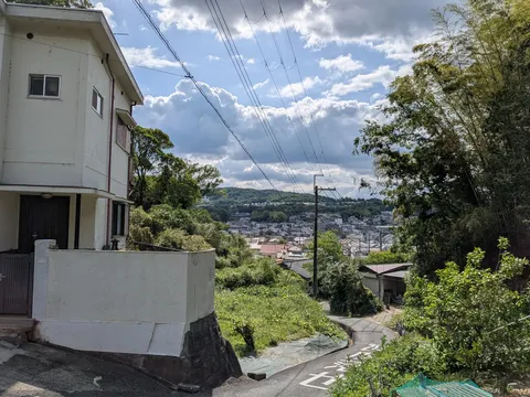 坂道の先、広がる住宅街の風景