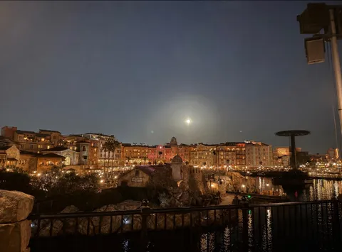 満月と異国風の夜景