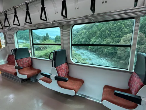 窓辺を流れる緑の時間