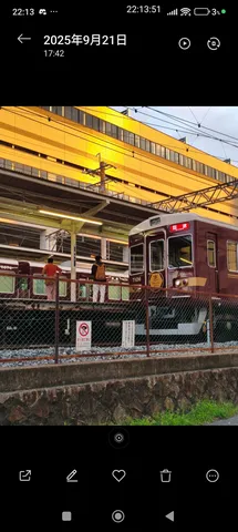 黄昏時の駅、マルーンの車両