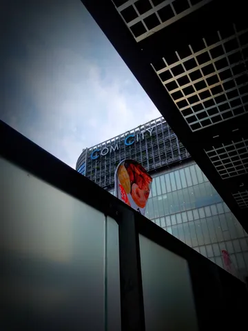 高層の隙間から見る空